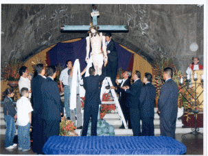 Descendimiento Viernes Santo Procesion Santo Sepulcro Santo Entierro Funeraria Betancur Medellin Colombia